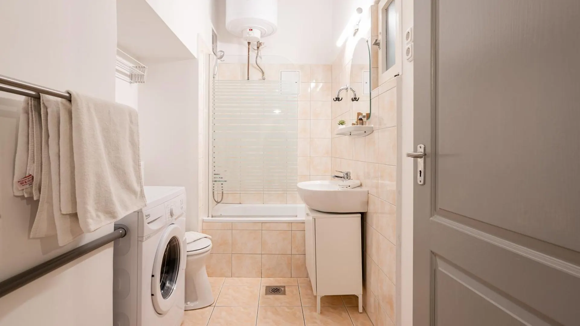 B8 - Grand Boulevard Cozy Apartment - Best Location By Bqa Budapest 0*,